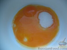 Блины на молоке с печеночной начинкой: В миску вбить яйца. Добавить сахар, соль.