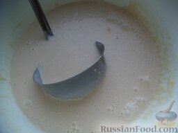 Блины на молоке с печеночной начинкой: Тесто для блинчиков должно быть по густоте как жидкая сметана. Затем добавить растительное масло. Хорошо взбить.
