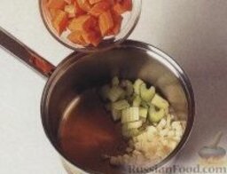Томатный суп с фасолью и макаронами: 1. В большой кастрюле на среднем огне разогреть оливковое масло. Высыпать в кастрюлю лук, сельдерей и морковь, готовить, помешивая, около 5 минут.    2. Выложить в кастрюлю лавровый лист, рубленые и перетертые помидоры, залить бульоном и вином, довести до кипения. Уменьшить под кастрюлей огонь и варить суп около 10 минут, до мягкого состояния овощей.