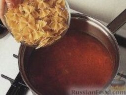 Томатный суп с фасолью и макаронами: 3. Выложить в кастрюлю макароны и фасоль, довести до кипения, варить до мягкого состояния макарон, около 8 минут, посолить и поперчить по вкусу.     4. Ввести в кастрюлю шпинат, готовить еще пару минут.