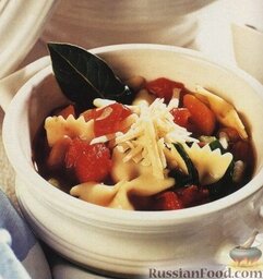 Томатный суп с фасолью и макаронами: 5. Подавать суп в порционных тарелках, посыпав пармезаном.