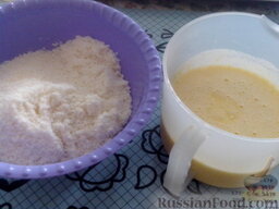 Нежный пирог с творожно-абрикосово-маковой начинкой: Соединить яично-сахарную массу с творогом. Взбить.