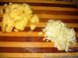 Гороховый суп: Мелко порезать лук и кубиками порезать картофель.