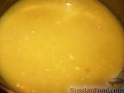 Гороховый суп: Потом суп процедить через металлическое сито. Гущу проблендерить в пюре. Разбавить до нужной густоты, посолить и прогреть.