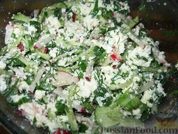 Творожный салат: Смешать творог с овощами, заправить сметаной. Добавить соль и сахар по вкусу.