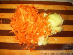 Шпинатные голубцы: Мелко порезать лук и натереть крупно морковь.