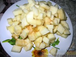 Телячья печень по-берлински: Очистить яблоки, вынуть сердцевину и нарезать яблоки мелкими (примерно 1 см) кубиками.