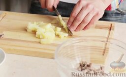 Окрошка на квасе: Вареную картошку нарежьте кубиками. Добавляя в миску с мясом, аккуратно разберите кубики руками, чтобы они не слипались.