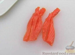 Роллы Хура-маки: Филе лосося нарезать полосками.