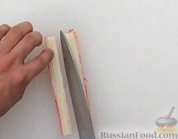 Роллы Хура-маки: Мясо краба (крабовую палочку) разрезать вдоль пополам.