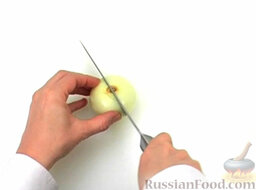 Белковый омлет с травами и луком: Лук нарезать тонкими дольками (полукольцами).