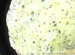 Белковый омлет с травами и луком: Слегка потряхивая и наклоняя сковороду, распределить белки равномерно. Жарить белковый омлет до готовности (чтобы белки 