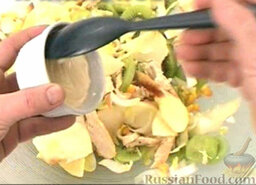 Куриный салат с киви: Добавить майонез.