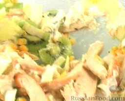 Куриный салат с киви: Аккуратно перемешать салат.  Приятного аппетита!