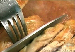 Куриный салат с киви: Готовую обжаренную грудку нарезать полосками поперек волокон.