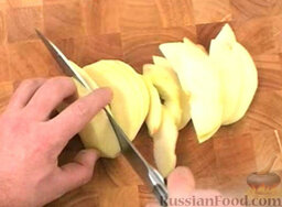 Куриный салат с киви: Очистить и тонко нарезать яблоко.
