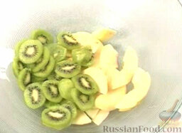 Куриный салат с киви: В миске смешать яблоко и киви. Полить лимонным соком.