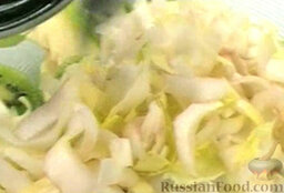 Куриный салат с киви: Добавить эндивий.