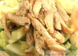Куриный салат с киви: Выложить курицу.