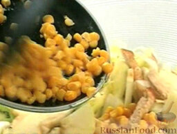 Куриный салат с киви: Затем добавить кукурузу.