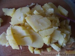 Винегрет с кальмарами и луком-пореем: Картофель почистить, нарезать кубиками.