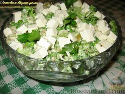 Салат с брокколи, зеленым горошком и куриным филе: Выложить салат в салатницу и посыпать брынзой, порезанной кубиками. Украсить зеленой петрушкой.