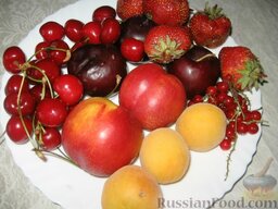 Фруктовый салат "Аромат лета": Все фрукты и ягоды помыть и обсушить.
