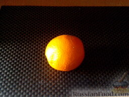 Напиток из апельсинов: Вымыть апельсин, ошпарить кипятком (тогда в нем сохранятся во время заморозки витамины и полезные вещества). Поместить апельсин в морозилку минимум на 2 часа, но лучше на ночь.