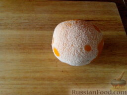 Напиток из апельсинов: Вынимаем апельсин из морозилки, слегка размораживаем.