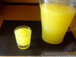 Напиток из апельсинов: Наш напиток готов к употреблению. Хранить его в холодильнике 3-4 дня. Оставшийся жмых - это замечательная начинка для пирогов и бисквитов.