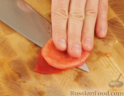 Салат из морепродуктов с соусом из авокадо: С помидора срезать кожуру и удалить семена.