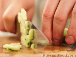 Салат из морепродуктов с соусом из авокадо: Огурец очистить от кожицы и нарезать мелкими кубиками.