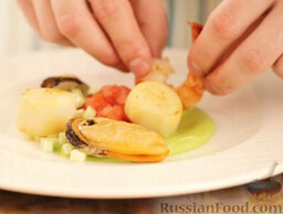 Салат из морепродуктов с соусом из авокадо: Затем аккуратно выложить морепродукты.