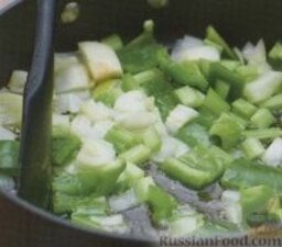 Куриные бедрышки с рисом и овощами: 2. В ту же сковороду выложить лук, сельдерей и болгарский перец, готовить, помешивая, около 1 минуты. Слить со сковороды жир, а овощи оставить.