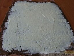 Рулет "Баунти" (без выпечки): Пласт покрыть масляным кремом, равномерно распределяя его по всей поверхности.