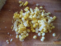 Салат из капусты с крабовыми палочками: Зерна кукурузы отделить от кочана.