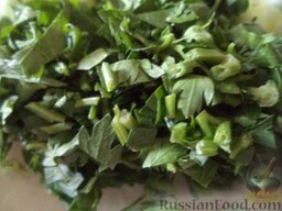 Салат из капусты с крабовыми палочками: Помыть и мелко нарезать зелень.