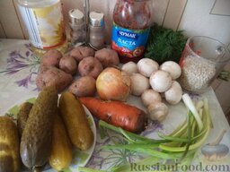 Грибной суп с картофелем и солеными огурцами: Продукты для грибного супа с картофелем и огурцами перед вами.