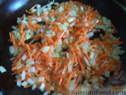 Грибной суп с картофелем и солеными огурцами: Разогреть сковороду. Налить растительное масло. Выложить в горячее масло подготовленные лук и морковь. Тушить на среднем огне, помешивая, 2-3 минуты.