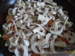 Грибной суп с картофелем и солеными огурцами: Затем добавить грибы, перемешать. Тушить 1-2 минуты.