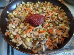 Грибной суп с картофелем и солеными огурцами: Добавить томатную пасту. Все перемешать.
