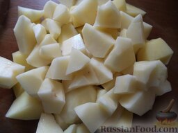 Грибной суп с картофелем и солеными огурцами: Картофель почистить, помыть, нарезать кусочками.