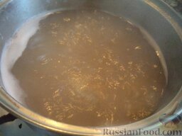 Грибной суп с картофелем и солеными огурцами: Вода вскипела, выложить в кастрюлю картофель и перловую крупу. Довести до кипения. Варить под крышкой на небольшом огне 20 минут.