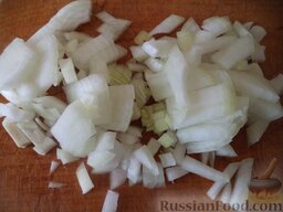 Грибной суп с картофелем и солеными огурцами: Лук репчатый почистить, помыть, нарезать кубиками.