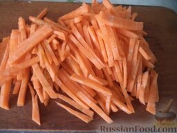 Грибной суп с картофелем и солеными огурцами: Морковь почистить, помыть, нарезать тонкой соломкой.