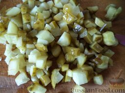 Грибной суп с картофелем и солеными огурцами: Огурцы порезать кубиками.