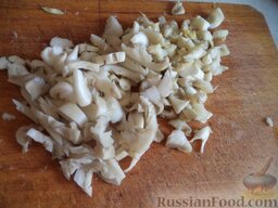 Фаршированные перцы с рисом и грибами: Грибы нарезать небольшими кубиками.