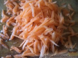 Фаршированные перцы с рисом и грибами: Морковь почистить, помыть, натереть на крупной терке.