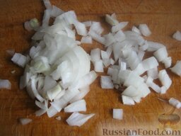 Фаршированные перцы с рисом и грибами: Почистить, помыть репчатый лук, нарезать кубиками.