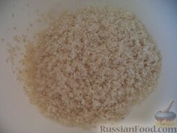 Фаршированные перцы с рисом и грибами: Вскипятить чайник. Рис хорошо промыть. Затем рис залить кипятком на 5-10 минут. Воду слить.